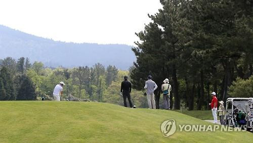 Khách chơi golf tại đảo Jeju (Ảnh: Yonhap)