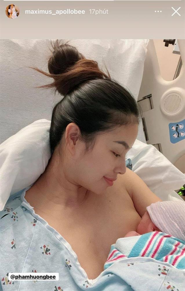 Hình ảnh đầu tiên của Phạm Hương cùng em bé thứ hai, mẹ bỉm sữa khoe mặt mộc lúc cho con bú-1