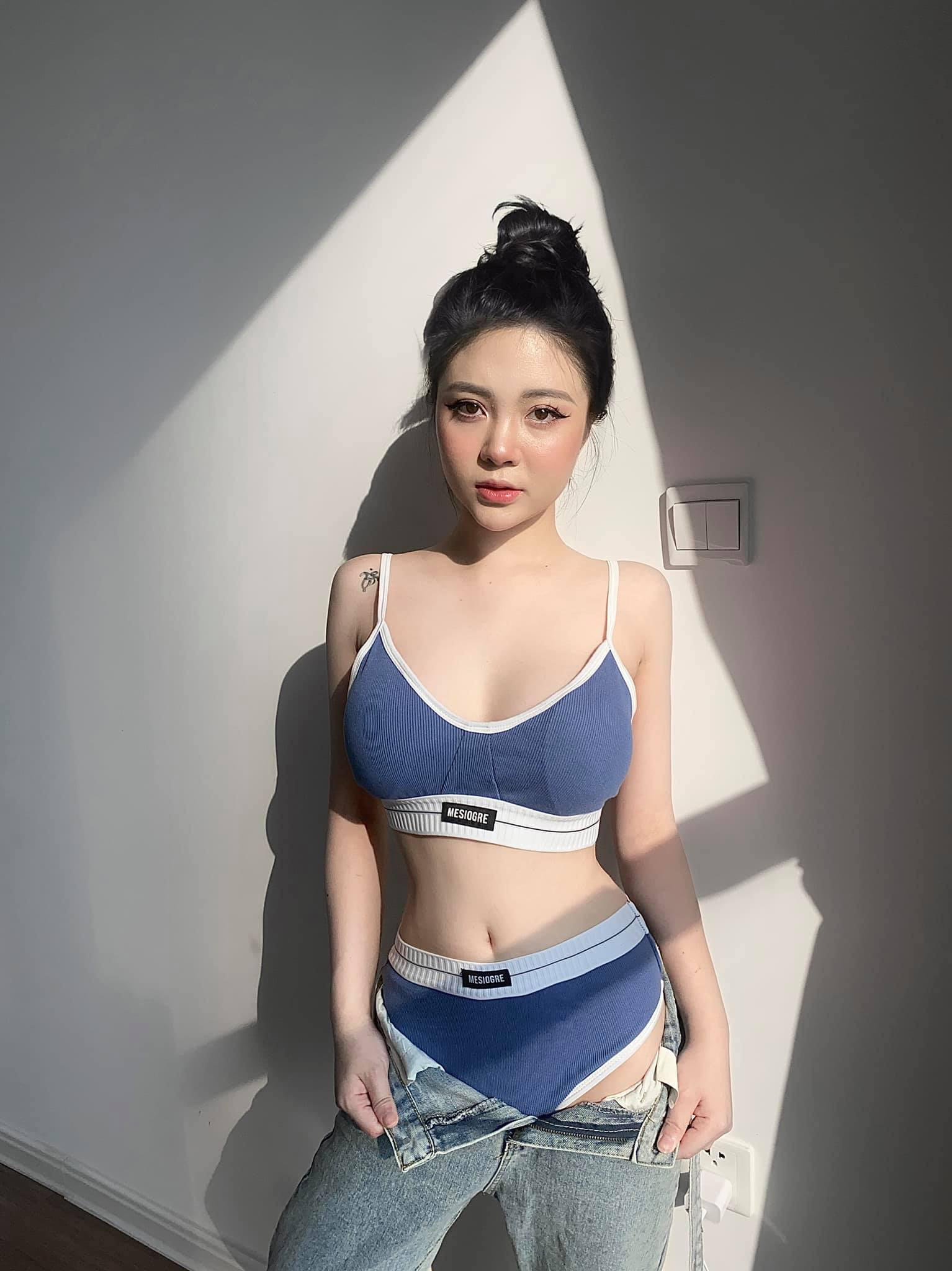 Hot streamer Ba Vì “Trang Chuối” gặp lỗi nhạy cảm vì chiếc quần thun ngắn? - 1