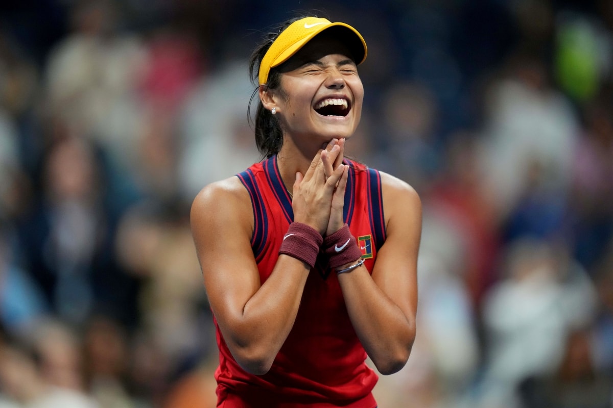 Emma Raducanu vào chung kết đơn nữ US Open mà chưa để thua set đấu nào. (Ảnh: Reuters). 