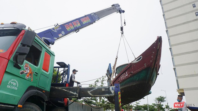 Ngư dân Đà Nẵng cẩu tàu thuyền lên bờ tránh trú bão số 5