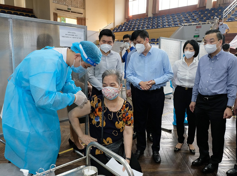 Bộ trưởng Bộ Y tế kỳ vọng đến ngày 15/9, 100% người trên 18 tuổi ở Hà Nội sẽ được tiêm vaccine - Ảnh 4.