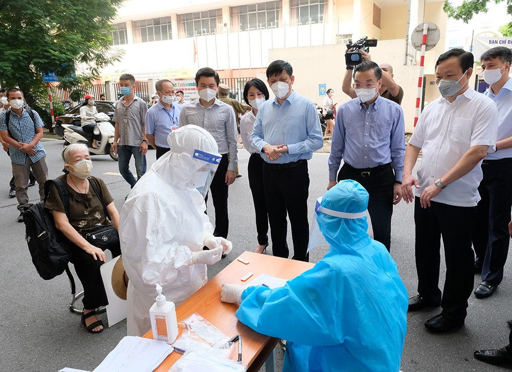 Bộ trưởng Bộ Y tế kỳ vọng đến ngày 15/9, 100% người trên 18 tuổi ở Hà Nội sẽ được tiêm vaccine - Ảnh 5.