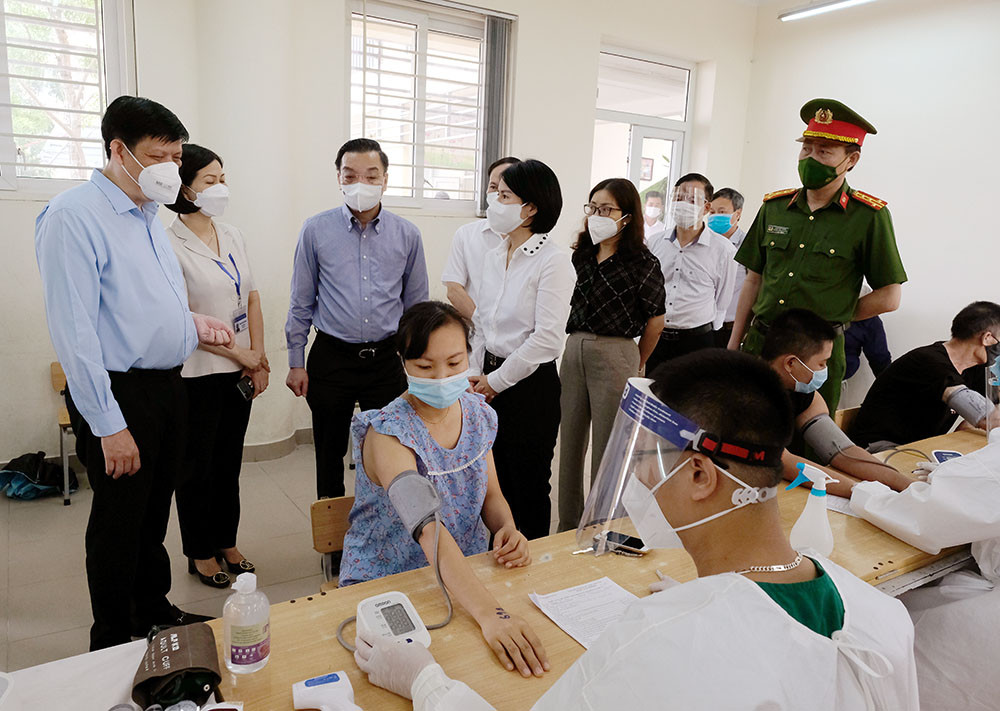 Bộ trưởng Bộ Y tế kỳ vọng đến ngày 15/9, 100% người trên 18 tuổi ở Hà Nội sẽ được tiêm vaccine - Ảnh 3.