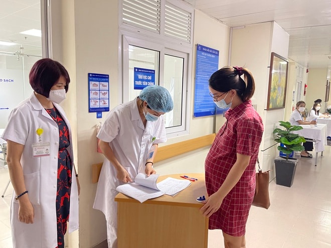 Gần 200 phụ nữ mang thai trên 13 tuần ở Hà Nội tiêm vaccine COVID-19 - Ảnh 1. Gần 200 phụ nữ mang thai trên 13 tuần ở Hà Nội tiêm vaccine COVID-19 - Ảnh 1.