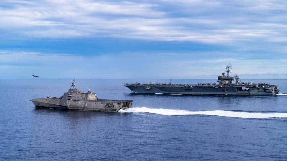 Một chiếc chiến đấu cơ tàng hình F-35C cất cánh từ tàu sân bay Mỹ USS Carl Vinson trong lúc hàng không mẫu hạm này cùng tàu tác chiến cận bờ USS Tulsa vào Biển Đông ngày 7.9 HẢI QUÂN MỸ