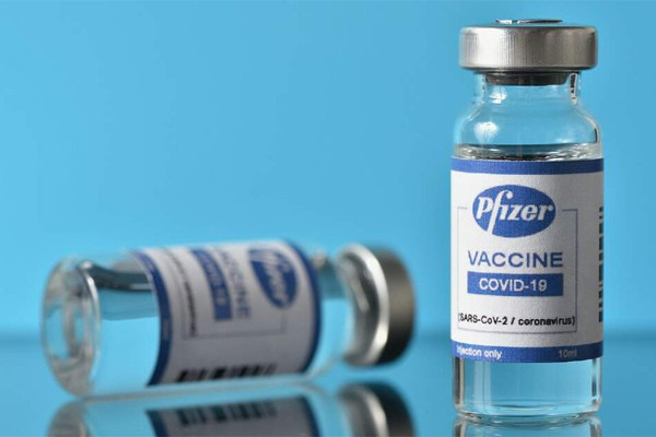 Lý do vắc xin Pfizer ít tác dụng phụ hơn
