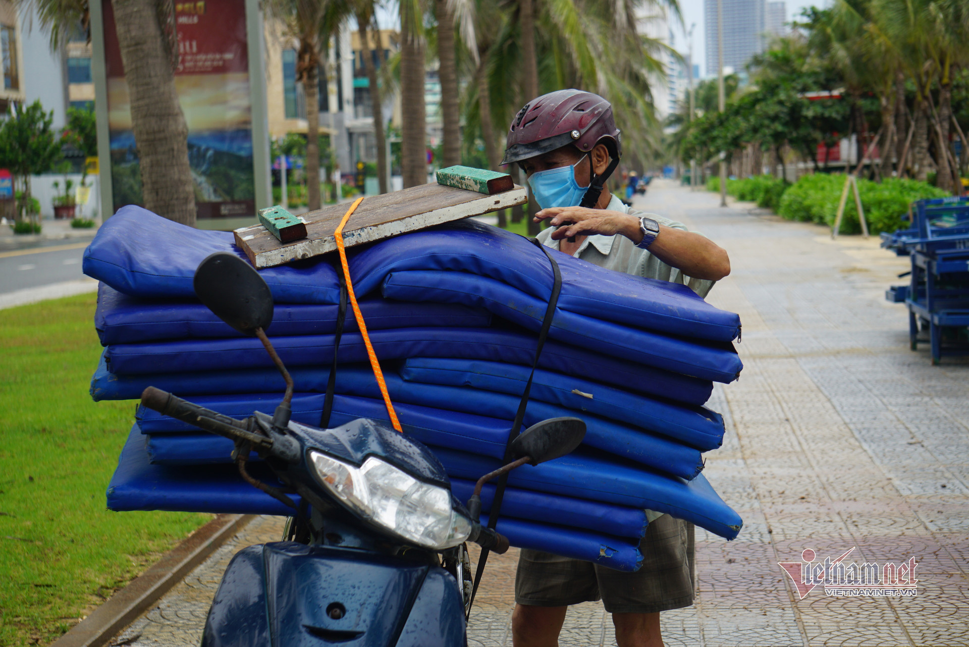 Lo bão số 5, dân Đà Nẵng khẩn trương thu hoạch lúa, cẩu tàu thuyền lên bờ