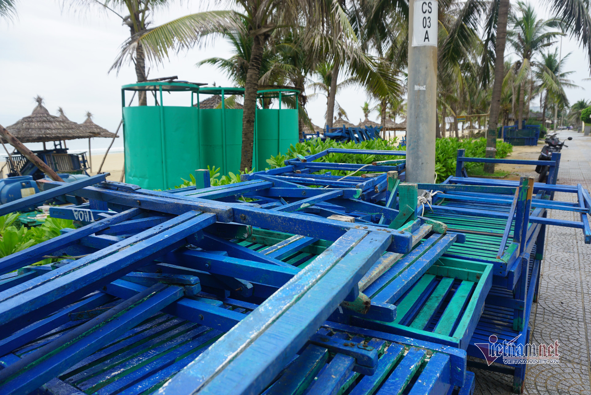 Lo bão số 5, dân Đà Nẵng khẩn trương thu hoạch lúa, cẩu tàu thuyền lên bờ