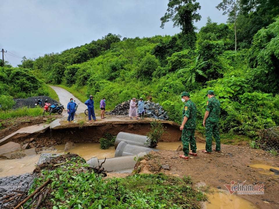 Mưa lũ cuốn đứt cầu, hàng trăm hộ dân miền núi Quảng Trị bị chia cắt