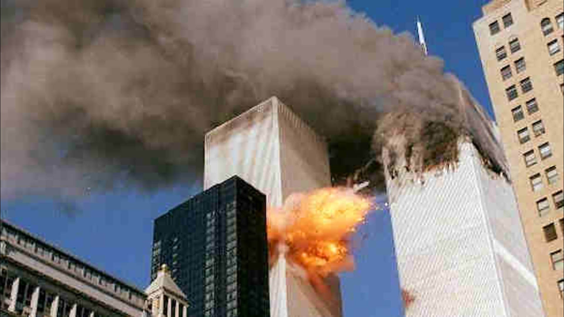 Khoảnh khắc chiếc máy bay thứ hai đâm vào tòa tháp đôi World Trade Center tại thành phố New York, ngày 11/9/2001. (Nguồn: AP)