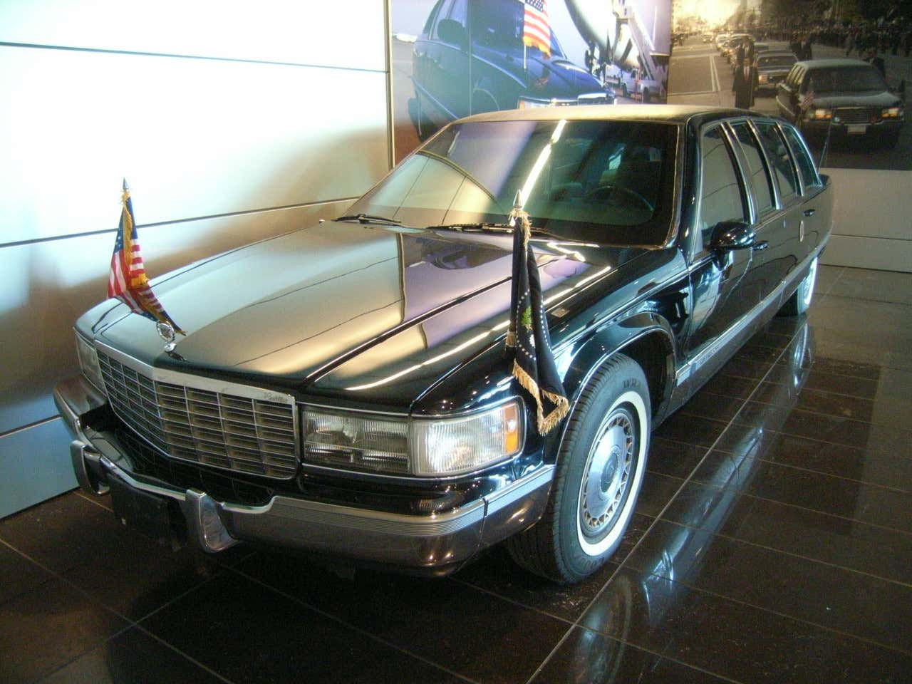 Chiếc limousine tổng thống Cadillac Fleetwood đã được sửa đổi hiện đang được trưng bày tại Bảo tàng và Thư viện Tổng thống Clinton.