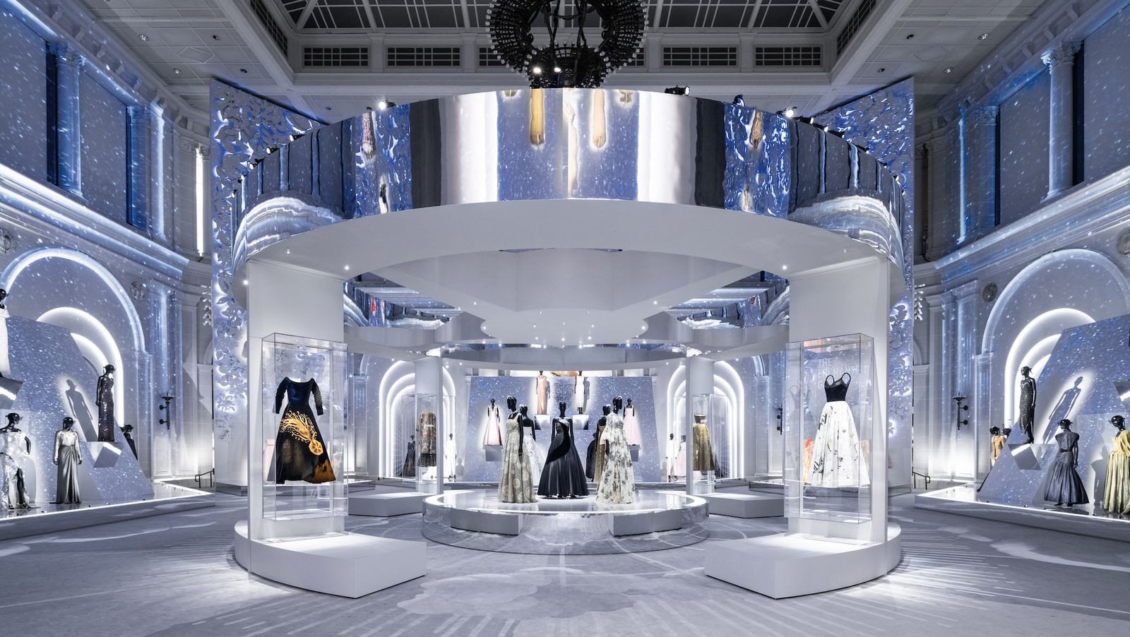 Những “thiết kế giấc mơ” của Dior được trưng bày lộng lẫy trước công chúng - 1