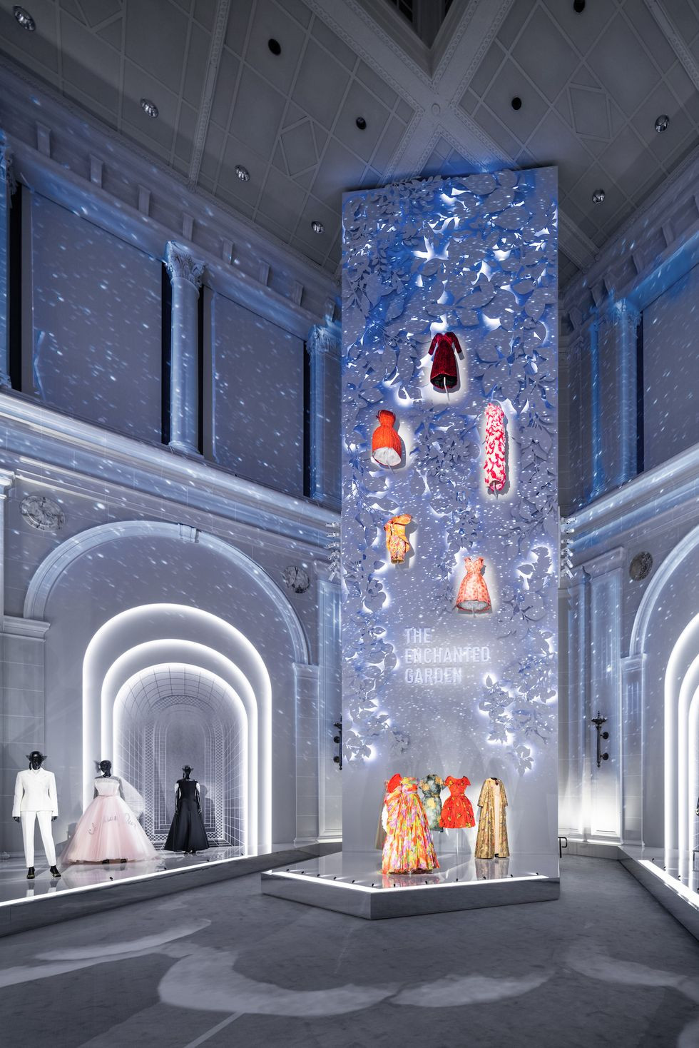 Những “thiết kế giấc mơ” của Dior được trưng bày lộng lẫy trước công chúng - 4