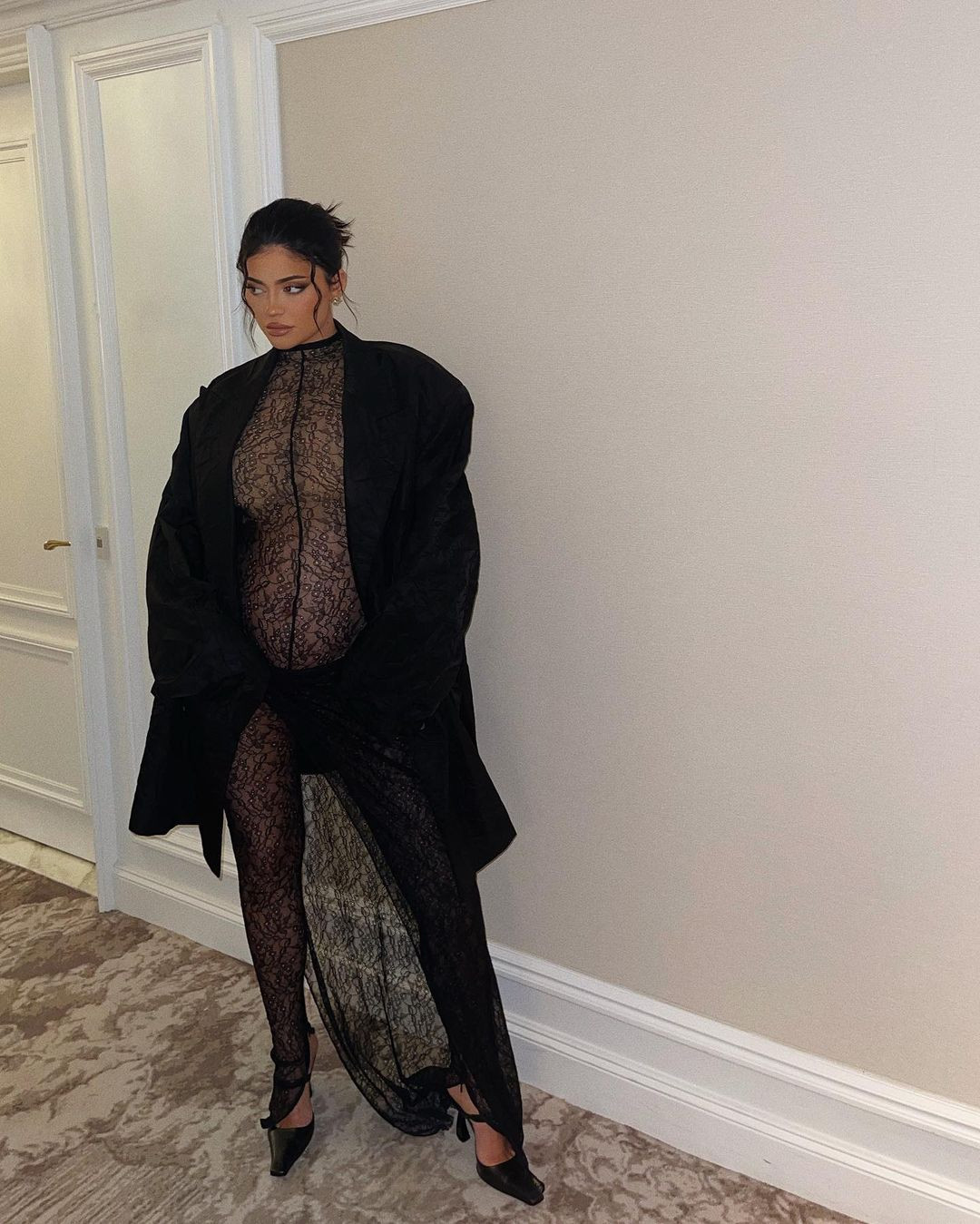 Sở hữu gần 1 tỷ đô, Kylie Jenner không chỉ giàu mà còn gây sốc bởi gu mặc táo bạo - 4