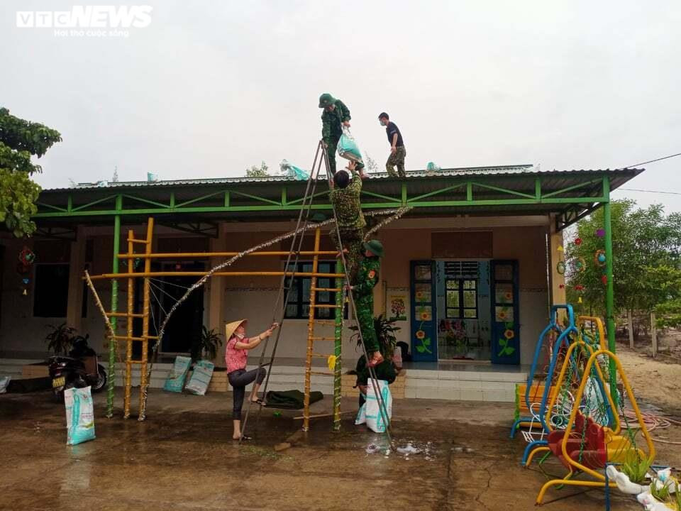 Ảnh: Bão số 5 gây mưa to, gió quật đổ cây, ngập úng ở các tỉnh miền Trung - 2