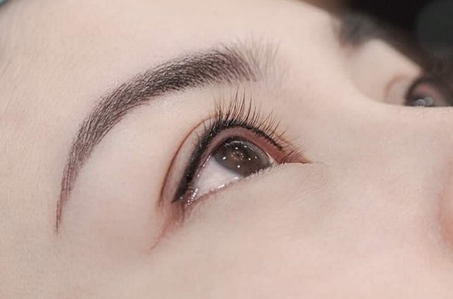 Phun mí mắt làm đẹp cần chú ý điều gì để an toàn? - Ảnh 2. Phun mí mắt làm đẹp cần chú ý điều gì để an toàn? - Ảnh 2.