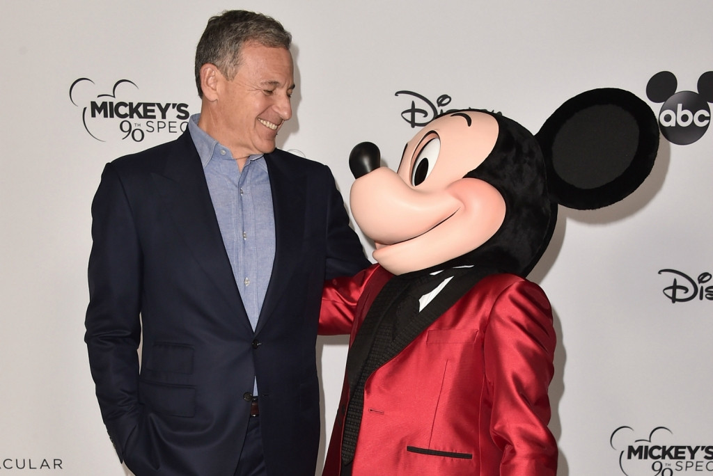 3. Mọi người đang cảm thấy không hài lòng với cách Disney của chủ tịch Bob Iger ứng xử với Scarlett Johansson