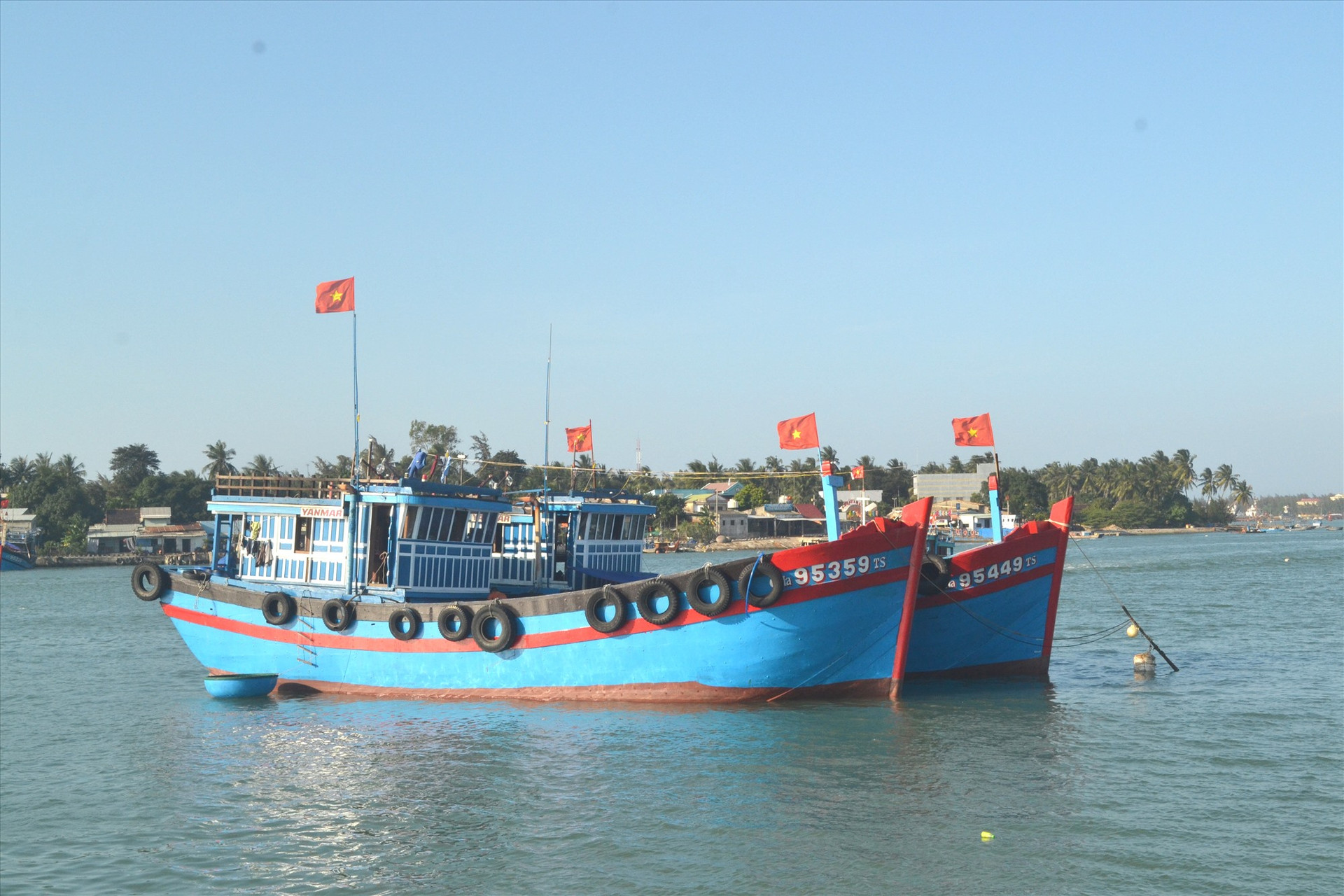 Tàu cá neo đậu không an toàn trên sông Trường Giang nếu có bão vào. Ảnh: VIỆT NGUYỄN