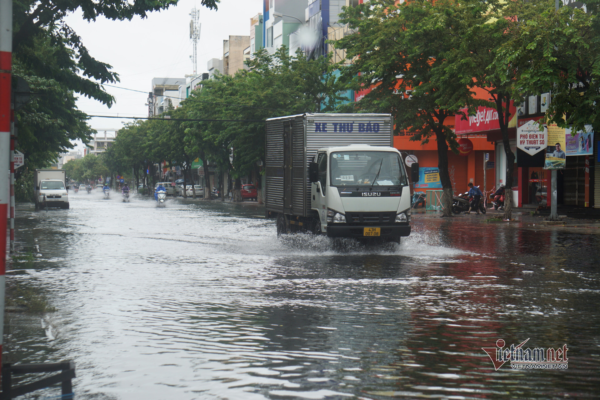 Mưa trắng trời, đường phố Đà Nẵng biến thành sông