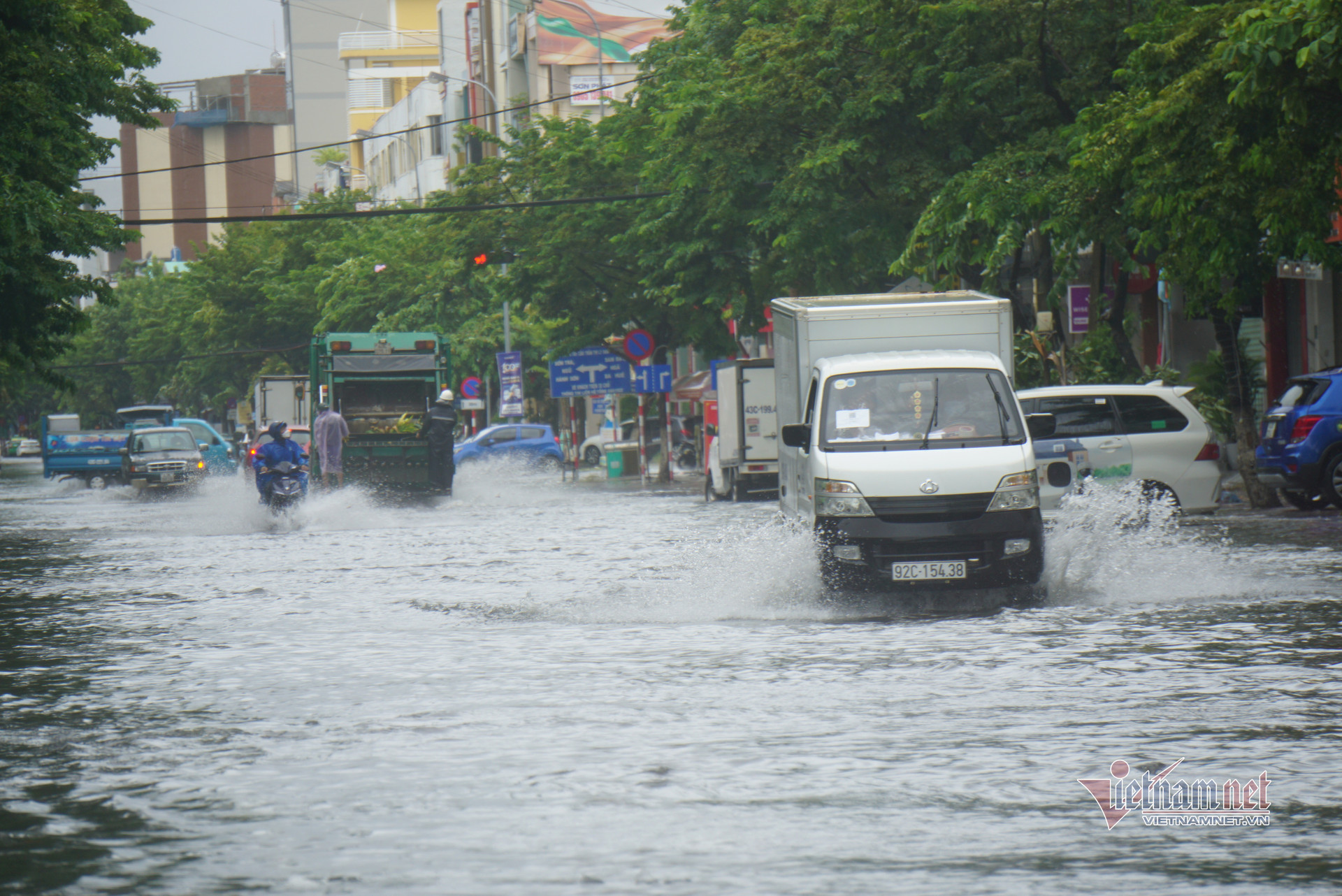 Mưa trắng trời, đường phố Đà Nẵng biến thành sông