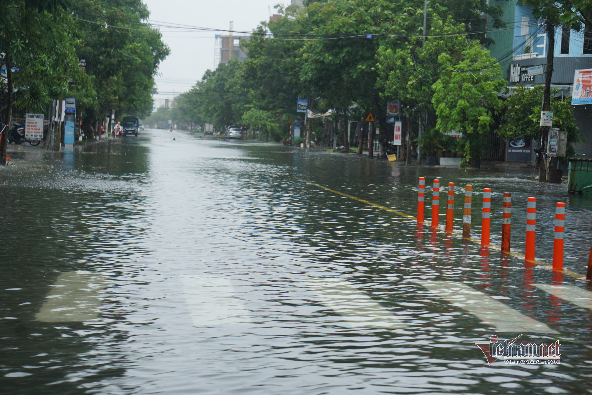 Mưa trắng trời, đường phố Đà Nẵng biến thành sông