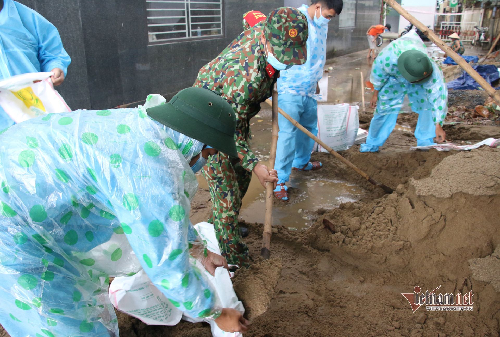 Bộ đội dầm mưa xúc cát, chèn mái tôn giúp người dân “vùng đỏ” chống bão