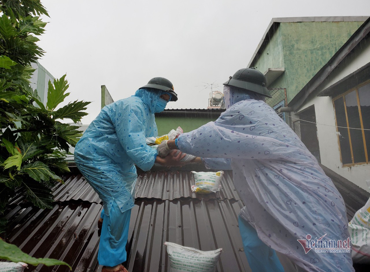 Bộ đội dầm mưa xúc cát, chèn mái tôn giúp người dân “vùng đỏ” chống bão