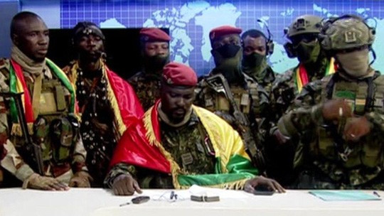 Nhóm quân đội Guinea đảo chính, tuyên bố bắt giữ Tổng thống, giải tán chính phủ, áp giới nghiêm toàn quốc. (Nguồn: Guinea TV)