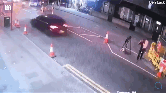 tai nạn ập đến người đàn ông bế con sang đường