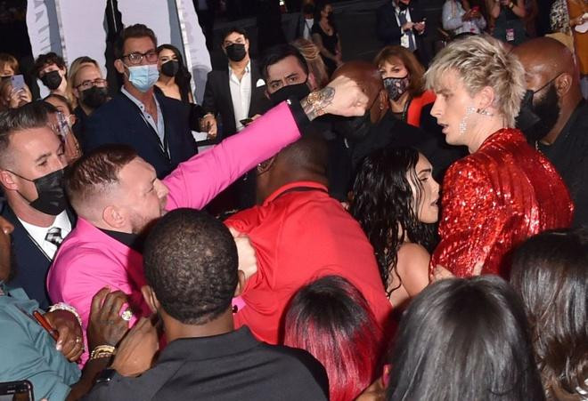 Conor McGregor và bạn trai Megan Fox đánh nhau trên thảm đỏ-1