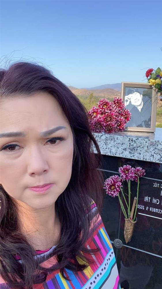 Vợ nghệ sĩ Chí Tài bị bình luận tiêu cực việc đăng ảnh viếng mộ-3