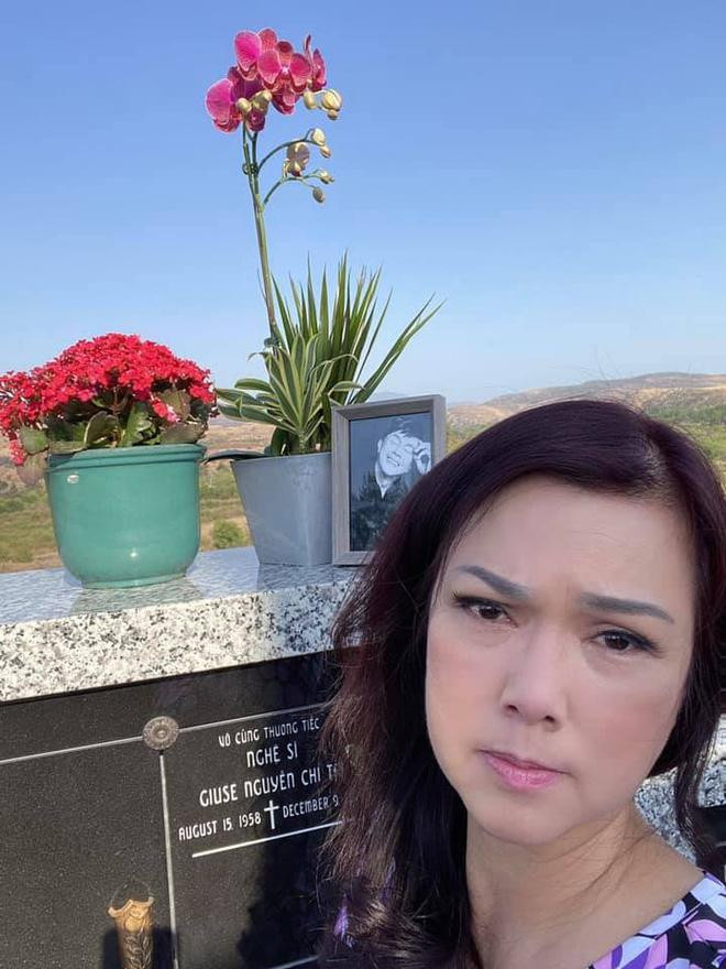 Vợ nghệ sĩ Chí Tài bị bình luận tiêu cực việc đăng ảnh viếng mộ-4