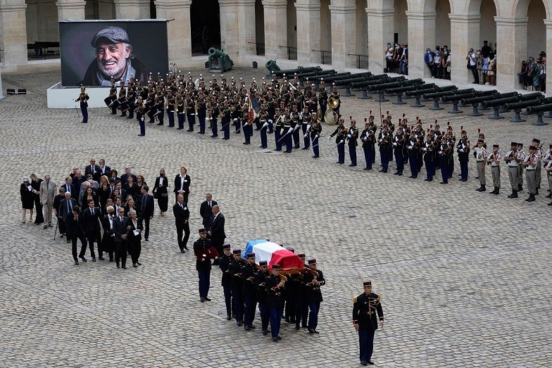 Lực lượng Vệ binh khiêng quan tài của nam diễn viên Jean-Paul Belmondo tại lễ tang ông ở Paris, Pháp, ngày 9/9. Ngôi sao điện ảnh nổi tiếng với phim Breathless, qua đời ở tuổi 88 tại nhà riêng. (Nguồn: AP)