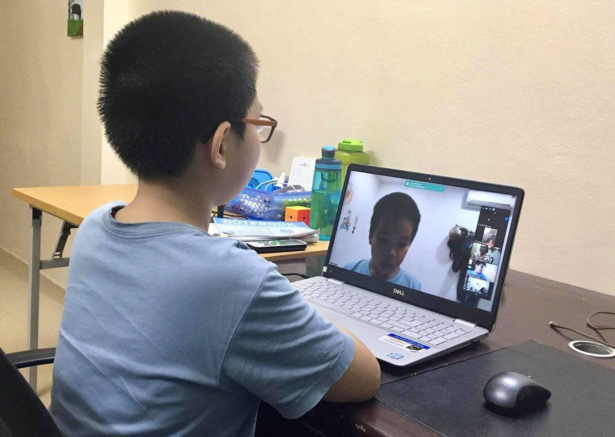 Trẻ lớp 1 quay cuồng học online, Bộ trưởng GD&ĐT đề nghị dạy qua truyền hình - 1