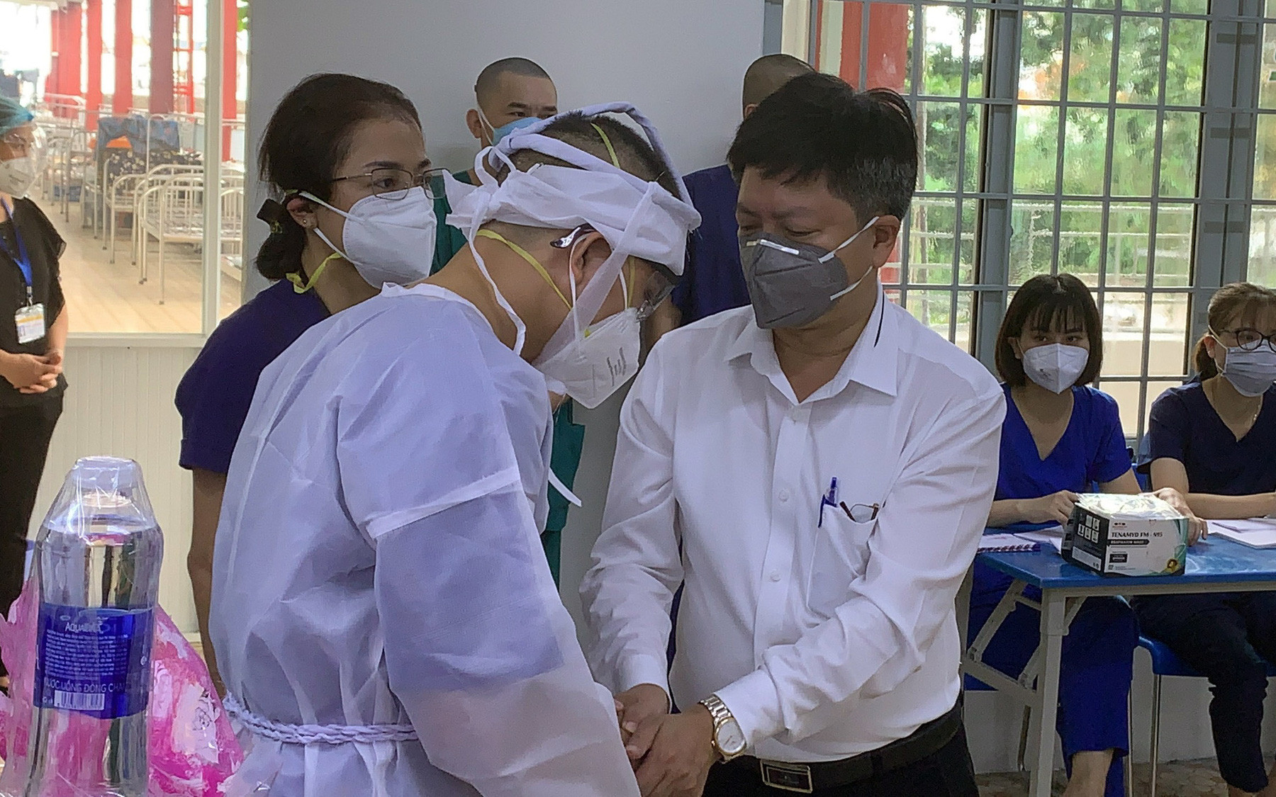 Thầy giáo trường y nén đau thương chịu tang mẹ nơi tuyến đầu chống dịch TP Hồ Chí Minh