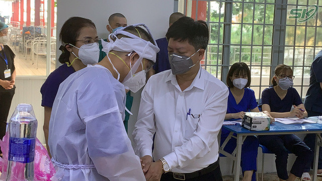 Thầy giáo trường y nén đau thương chịu tang mẹ nơi tuyến đầu chống dịch TP Hồ Chí Minh - Ảnh 3.