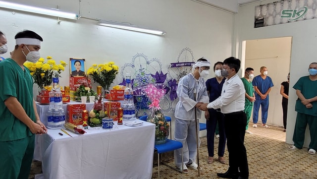 Thầy giáo trường y nén đau thương chịu tang mẹ nơi tuyến đầu chống dịch TP Hồ Chí Minh - Ảnh 2. Thầy giáo trường y nén đau thương chịu tang mẹ nơi tuyến đầu chống dịch TP Hồ Chí Minh - Ảnh 2.