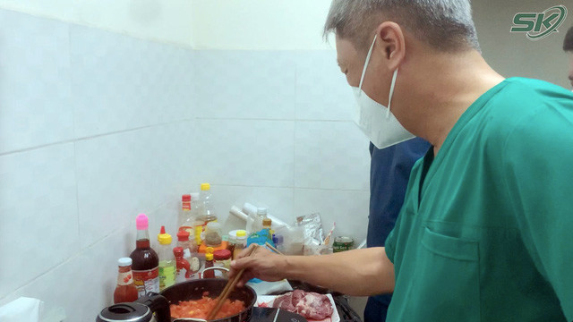Thứ trưởng Bộ Y Nguyễn Trường Sơn tế thăm, động viên y, bác sĩ tại Bệnh viện dã chiến thu dung điều trị COVID-19 số 12 - Ảnh 2.