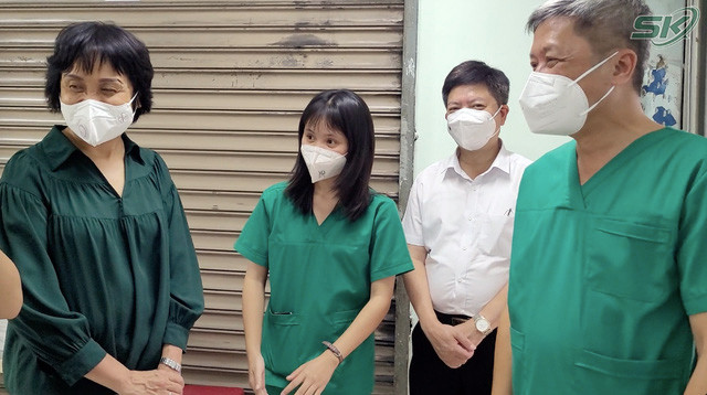 Thứ trưởng Bộ Y Nguyễn Trường Sơn tế thăm, động viên y, bác sĩ tại Bệnh viện dã chiến thu dung điều trị COVID-19 số 12 - Ảnh 1.