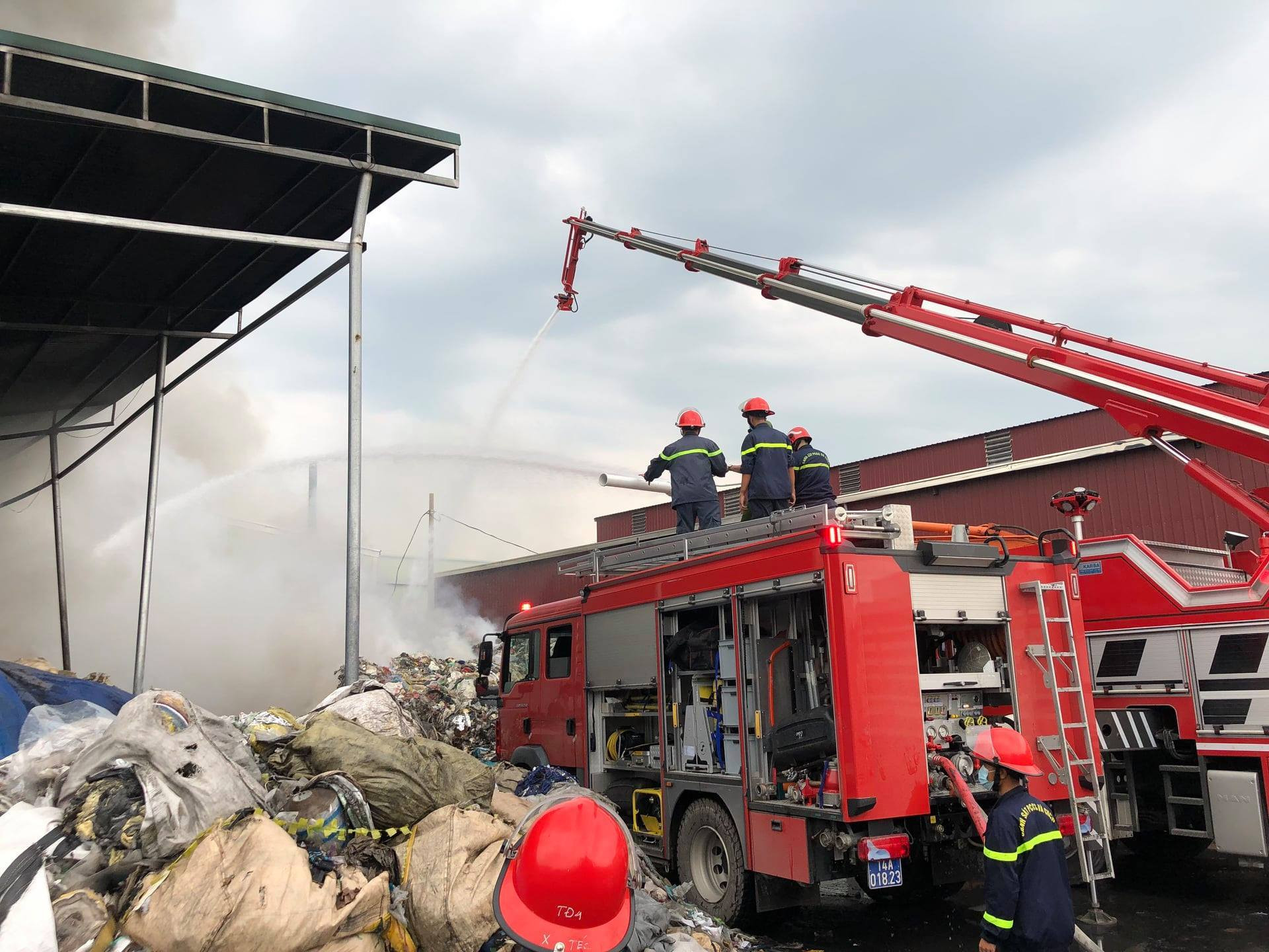 Cháy dữ dội tại kho chứa vải trong khu công nghiệp ở Quảng Ninh