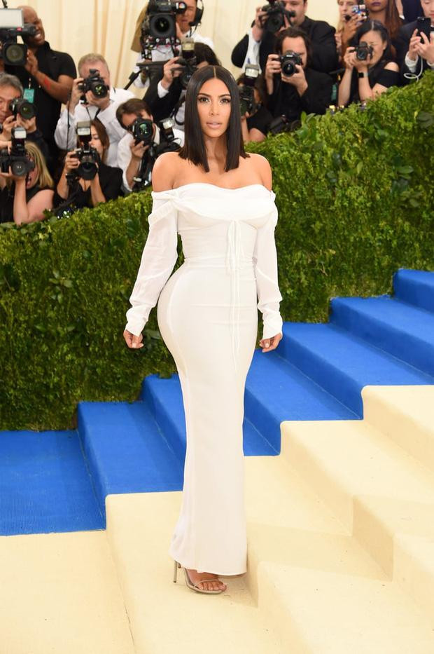Cô Kim siêu vòng 3 Kim Kardashian kiên quyết không hở một miếng thịt nào ở Met Gala 2021-7