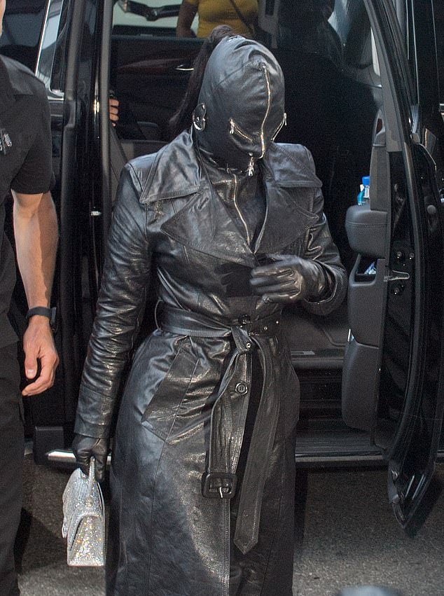 Kim Kardashian chuộng trang phục kín mít toàn thân, bị ví như “túi đựng rác” - 2