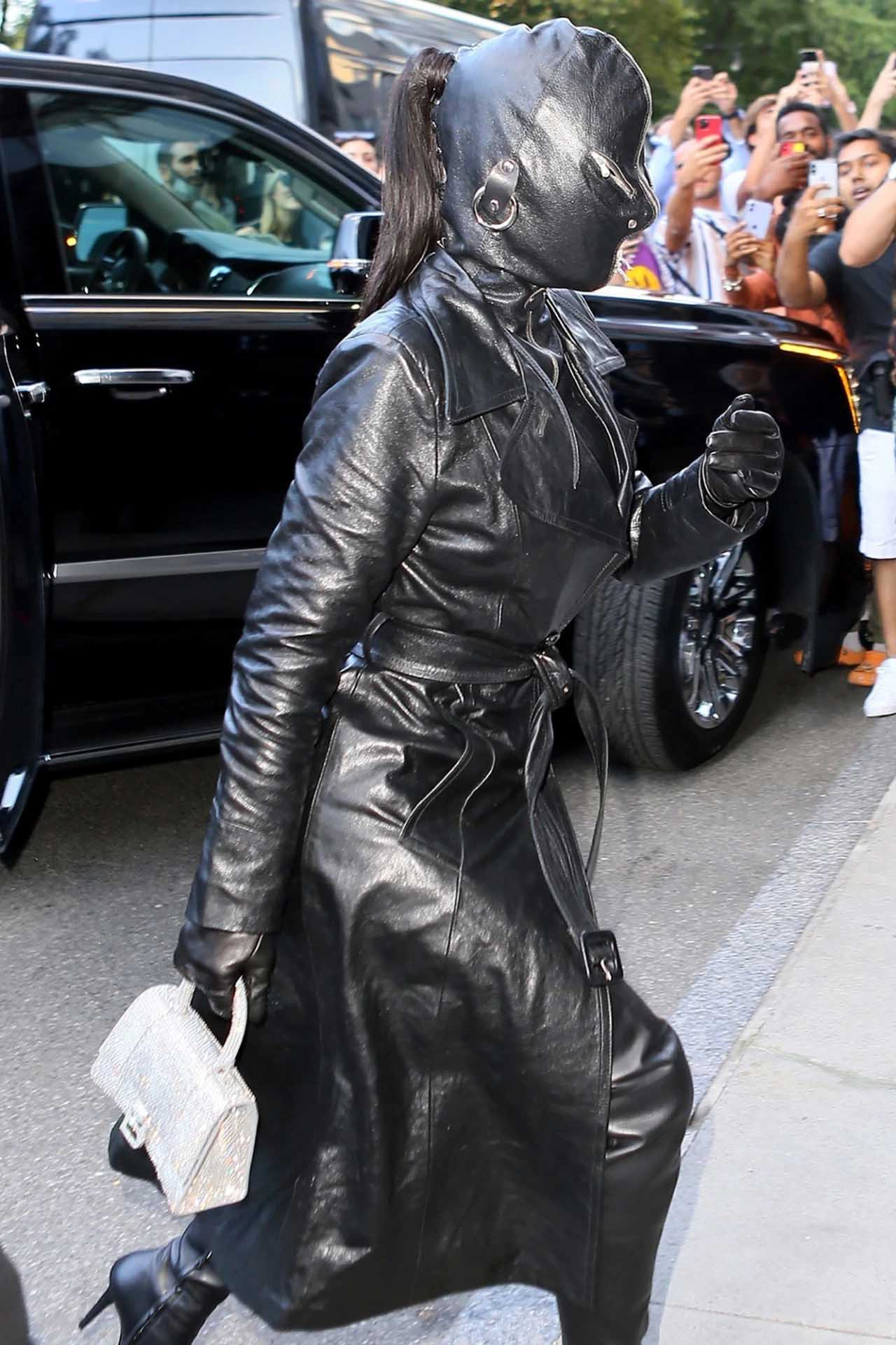 Kim Kardashian chuộng trang phục kín mít toàn thân, bị ví như “túi đựng rác” - 3