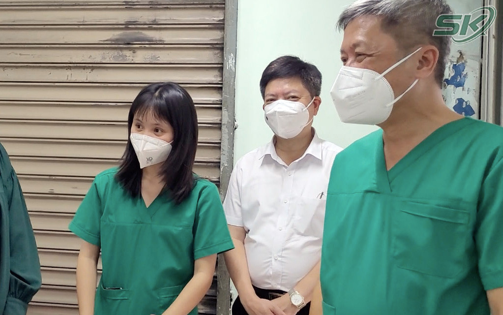 Thứ trưởng Nguyễn Trường Sơn thăm, động viên y, bác sĩ tại Bệnh viện dã chiến thu dung điều trị COVID-19 số 12