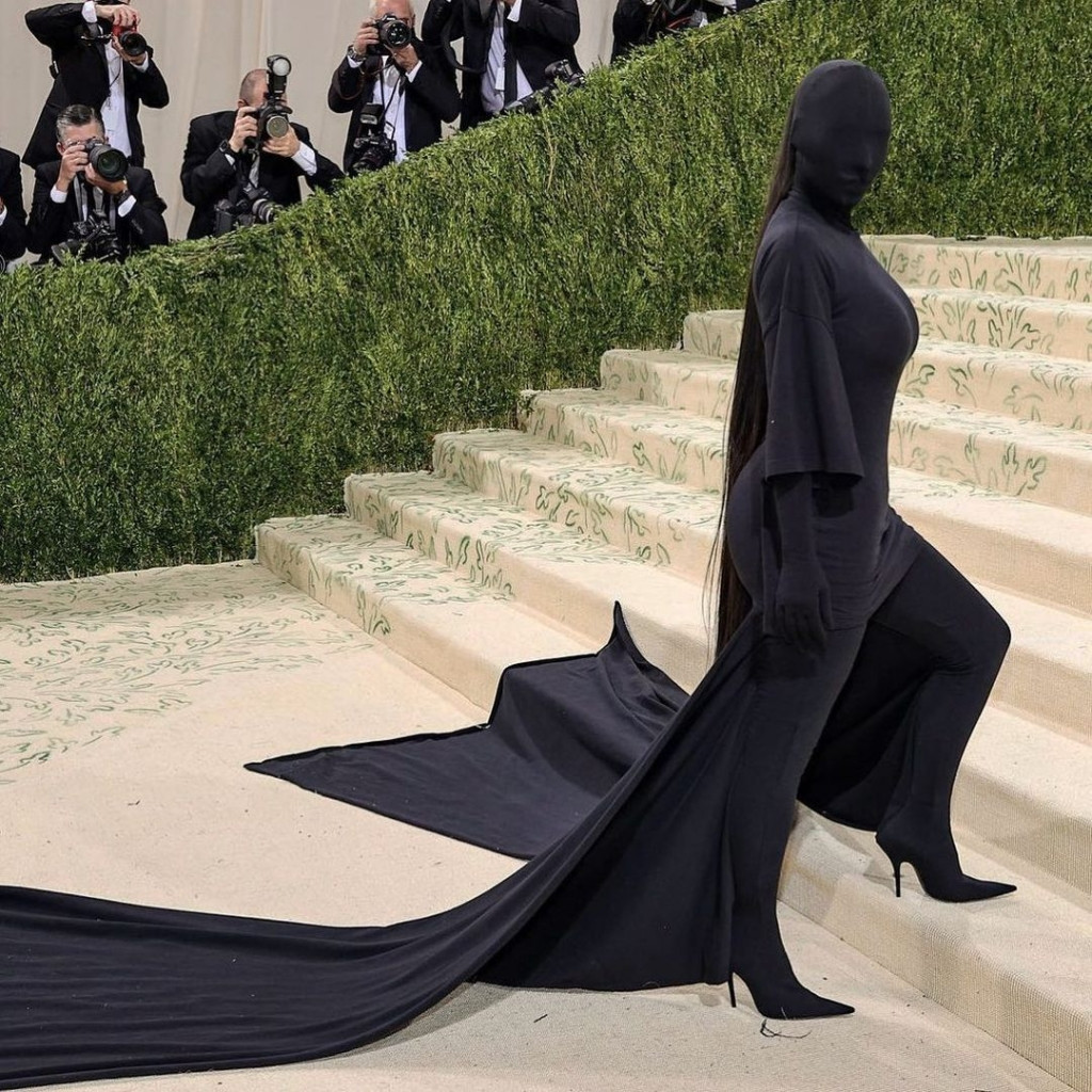 Những combo 'độc - dị - lố' trên thảm đỏ Met Gala 2021: Kim Kardashian đen xì từ đầu tới chân