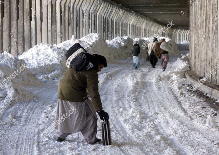 Taliban lo quân kháng chiến cho nổ tung đường hầm trên đèo Salang
