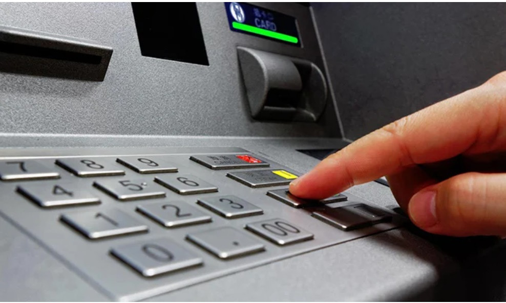 Rút tiền tại máy ATM không may bị nuốt thẻ: 3 bước cần làm để lấy lại thẻ nhanh chóng-1