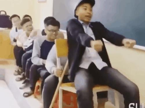 Bị đám học trò lôi xe máy vào lớp, thầy giáo phản ứng cute-5