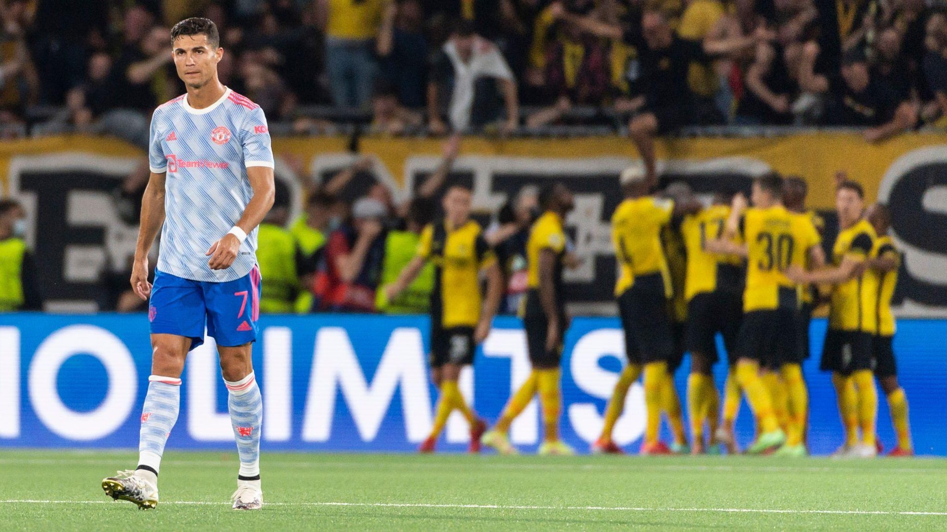 HLV Solskjaer sai lầm khiến Man Utd thua bẽ mặt ở Champions League - 2
